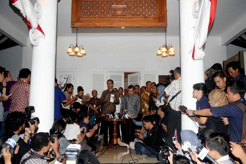  Presiden dan wakil presiden terpilih Joko Widodo dan Jusuf Kalla menggelar konferensi pers di Rumah Transisi, Jakarta, Senin (15/9).