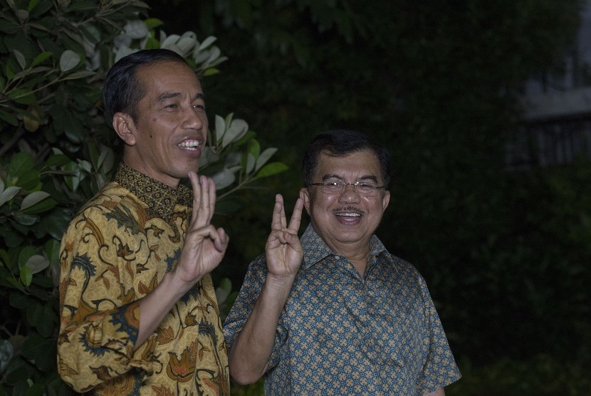 Presiden dan Wakil Presiden terpilih, Joko Widodo (kiri) dan Jusuf Kalla (kanan) memberikan salam Tiga Jari 