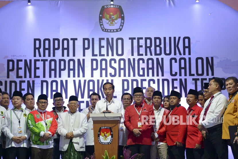 Presiden dan Wakil Presiden terpilih periode 2019-2024, Joko Widodo (tengah) dan KH Ma'ruf Amin (ketiga kiri) didampingi pimpinan partai Koalisi Indonesia kerja.