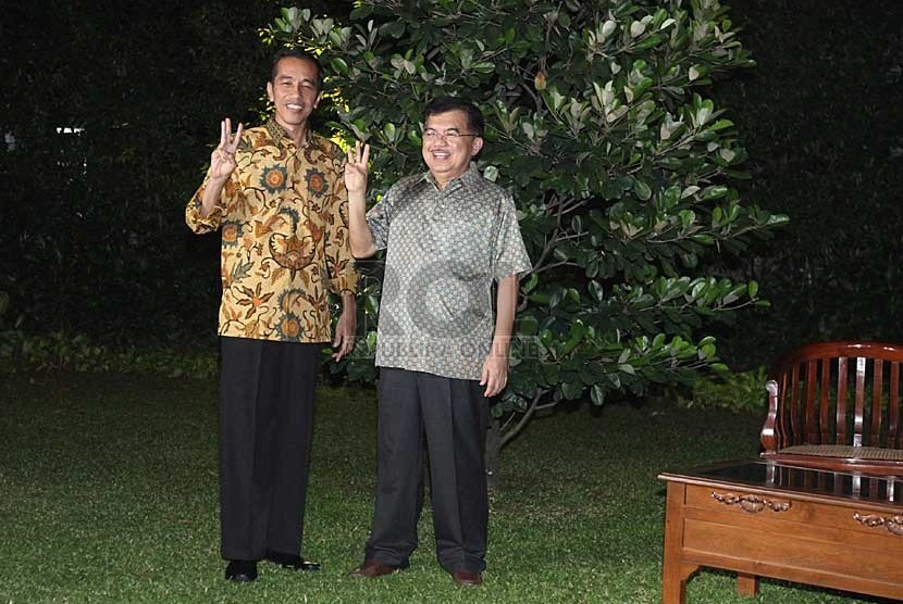Presiden dan Wapres terpilih Joko Widodo, dan Jusuf Kalla menggelar konferensi pers di rumah Dinas Gubernur, Jakarta, Kamis (21/8).