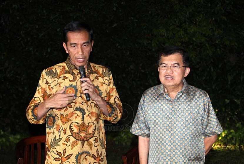 Presiden dan Wapres terpilih Joko Widodo, dan Jusuf Kalla menggelar konferensi pers di rumah Dinas Gubernur, Jakarta, Kamis (21/8).