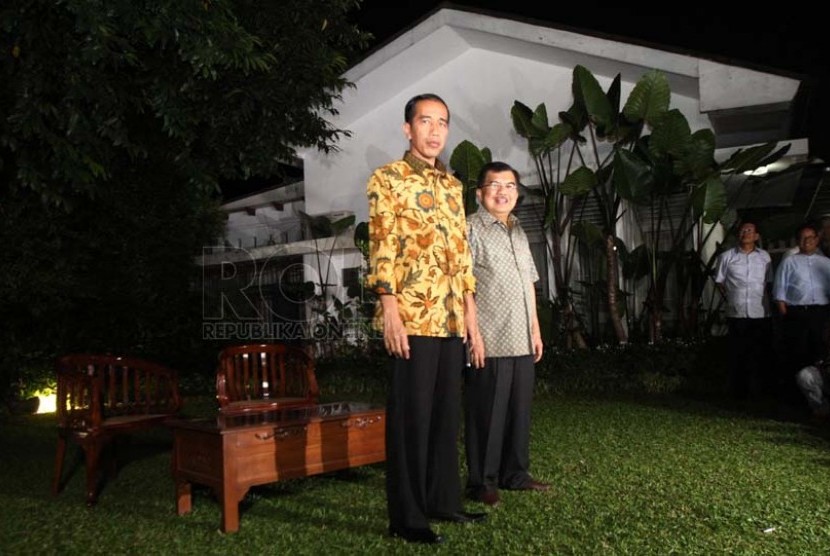 Presiden dan Wapres terpilih Joko Widodo, dan Jusuf Kalla menggelar konferensi pers di rumah Dinas Gubernur, Jakarta, Kamis (21/8). Jokowi mengapresiasi keputusan MK yang menolak gugatan Prabowo Hatta.