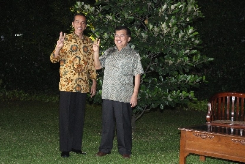 Presiden dan Wapres terpilih Joko Widodo, dan Jusuf Kalla menggelar konferensi pers di rumah Dinas Gubernur, Jakarta, Kamis (21/8). 