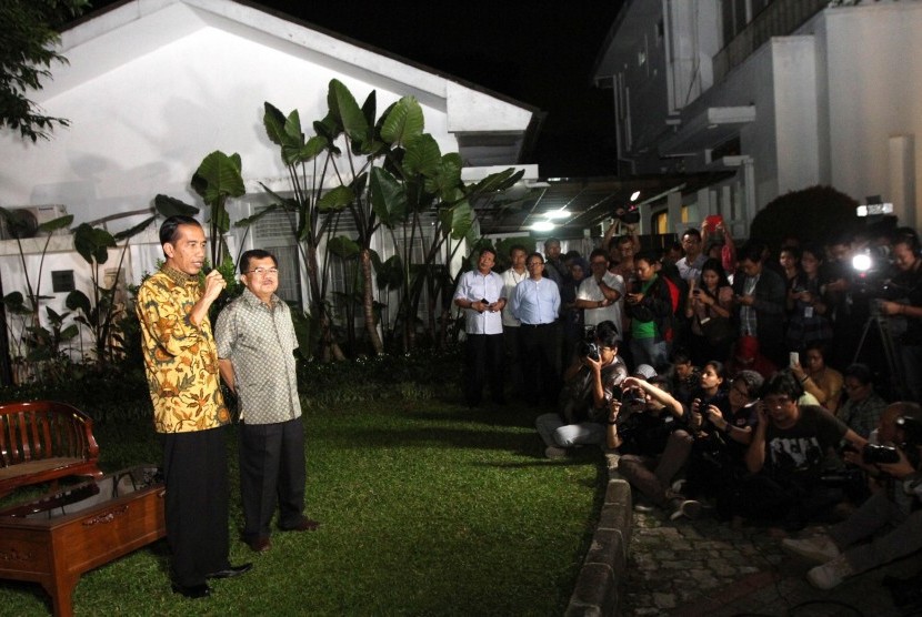 Presiden dan Wapres terpilih Joko Widodo, dan Jusuf Kalla menggelar konferensi pers di rumah Dinas Gubernur, Jakarta, Kamis (21/8). Jokowi mengapresiasi keputusan MK yang menolak gugatan Prabowo Hatta.