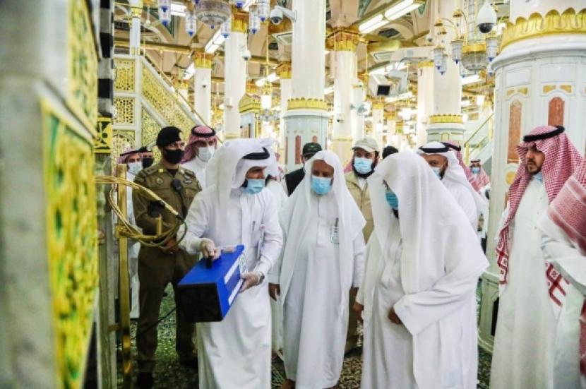 Presiden dari Presidensi Umum Urusan Dua Masjid Suci, Sheikh Abdulrahman Bin Abdulaziz Al-Sudais meresmikan perangkat disinfeksi dan sterilisasi berteknologi ozon untuk membersihkan Dua Masjid Suci di Masjid Nabawi, Madinah, Sabtu (17/10).