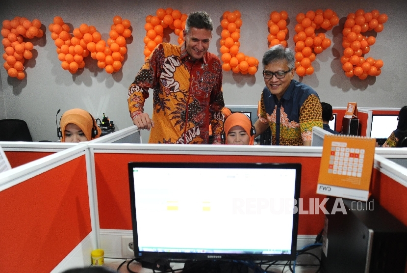 Presiden Director FWD Life Indonesia, Rudi Kamdani (kanan), Vice President Director FWD Life, Jens Reisch (kiri) berbincang saat melihat pelayanan digital di Jakarta, Senin (9/5). (Republika/Tahta Aidilla)
