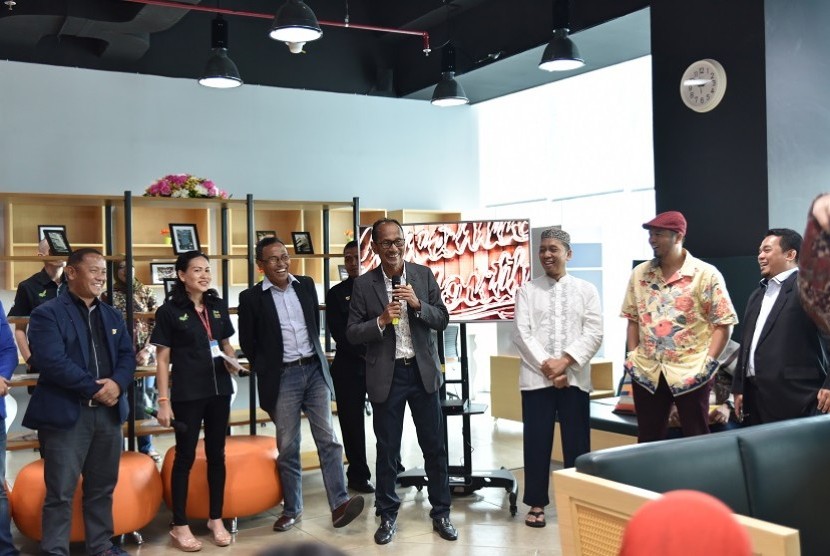 Presiden Director K-Link Indonesia, Dato' DR H Md Razi Saleh saat meresmikan Dynamic Youth Lounge