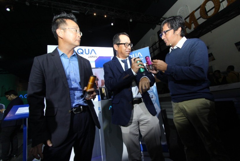 Presiden Direktur AQUA Japan Indonesia Kenji Sadayuki (tengah) didampingi Managing Director Shinichi Nakase (kiri) memperlihatkan cara penggunaan mesin cuci terkecil di dunia Coton Handy Washer kepada selebritis Andre Taulany dalam peluncuran inovasi peral