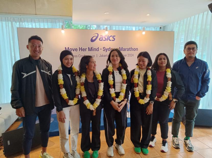 Presiden Direktur ASICS Indonesia Sota Fukushima (kiri) bersama lima pelari perempuan Move Her Mind Ambassador Indonesia yang akan mengikuti Sydney Marathon 2024, Senin (9/9/2024).