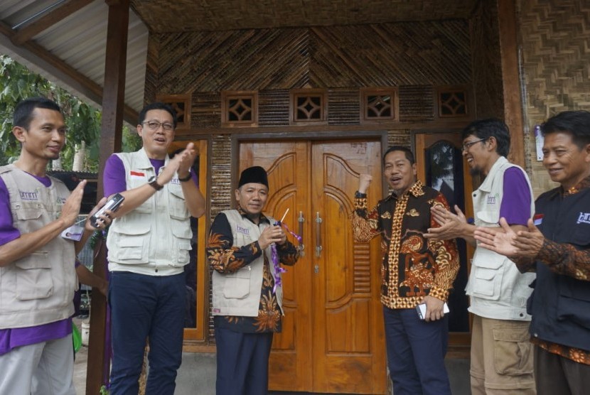 Presiden Direktur Bank Muamalat Achmad K. Permana (kedua dari kiri) dan Bupati Lombok Utara Najmul Akhyar (ketiga dari kiri) di depan salah satu rumah yang telah selesai dibangun di Dusun Orong Ramput, Desa Medana, Kecamatan Tanjung, Kabupaten Lombok Utara pada Kamis, (15/11).