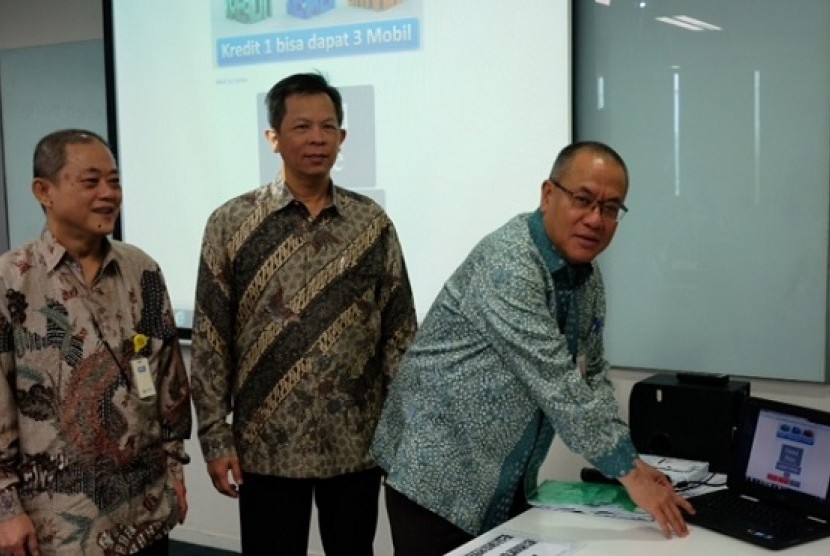 Presiden Direktur BCA Finance Roni Haslim (kiri) bersama Direktur BCA Finance Amirdin Halim   (tengah) dan Direktur BCA Finance Petrus S. Karim (kanan) melakukan pengundian grand prize   program Kredit Keren Banget berupa 16 unit mobil dan tiga buah mobil 