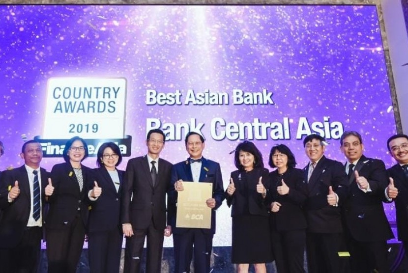 Presiden Direktur BCA Jahja Setiaatmadja berdiri di tengah memegang penghargaan sebagai bank terbaik di Indonesia dan Asia