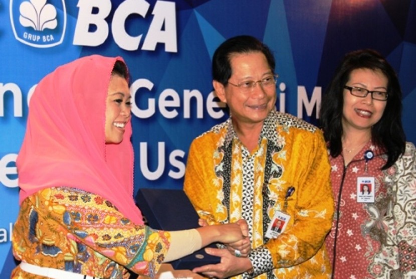 Presiden Direktur BCA Jahja Setiaatmadja didampingi Sekretaris Perusahaan BCA Inge Setiawati menyalami   Direktur The Wahid Institute Yenny Wahid  usai acara Kafe BCA bertema 