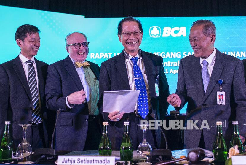 Presiden Direktur BCA Jahja Setiaatmadja (kedua kanan).