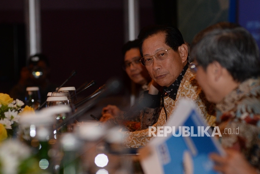 Presiden Direktur BCA Jahja Setiaatmadja (tengah)