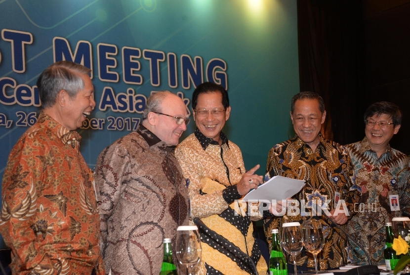 Presiden Direktur BCA Jahja Setiaatmadja (tengah), bersama Wakil Presiden Direktur BCA Eugene Keith Galbraith (kedua kiri), Presiden Komisaris BCA D.E. Setijoso (kedua kanan), Direktur BCA Suwignyo Budiman (kiri), dan Direktur BCA Henry Koenaifi berbincang sebelum memberikan keterangan pers tentang hasil kinerja sembilan bulan pertama PT Bank Central Asia Tbk, Jakarta, Kamis (26/10).