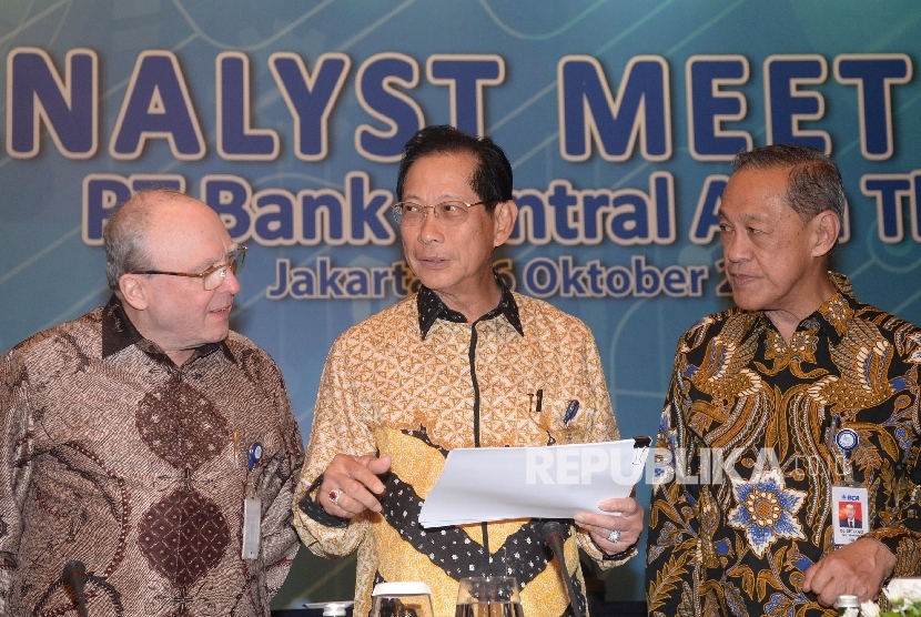 Presiden Direktur BCA Jahja Setiaatmadja (tengah), bersama Wakil Presiden Direktur BCA Eugene Keith Galbraith (kiri), dan Presiden Komisaris BCA D.E. Setijoso memberikan keterangan pers tentang hasil kinerja sembilan bulan pertama PT Bank Central Asia Tbk, Jakarta, Kamis (26/10). 