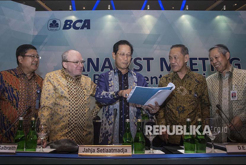 Presiden Direktur BCA Jahja Setiaatmadja (tengah), Presiden Komisaris BCA Djohan Emir Setijoso (kedua kanan), Wakil Presiden Direktur BCA Eugene Keith Galbraith (kedua kiri), Direktur BCA Suwignyo Budiman (kanan), dan Direktur BCA Subur Tan (kiri) berbincang sebelum menyampaikan pemaparan hasil kinerja BCA tahun 2017 di Jakarta, Kamis (8/3). 