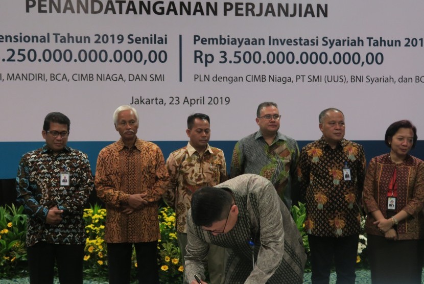 Presiden Direktur BCA Syariah John Kosasih menandatangani perjanjian kerja sama pembiayaan sindikasi tujuh lembaga keuangan senilai Rp 16,75 triliun untuk PT PLN Persero, di Jakarta, Senin (22/4).