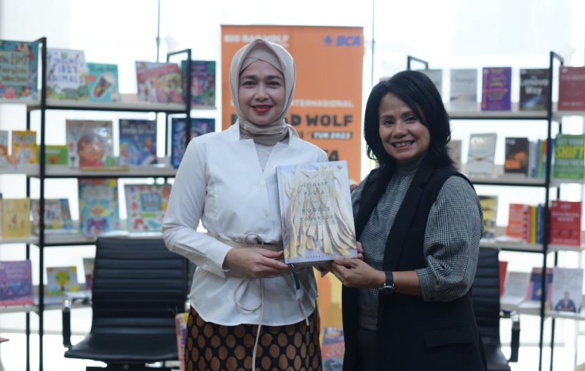 Presiden Direktur Big Bad Wolf Indonesia, Hadriani Uli Silalahi (kanan) bersama Senior Vice President PT BCA, Norisa Saifuddin.