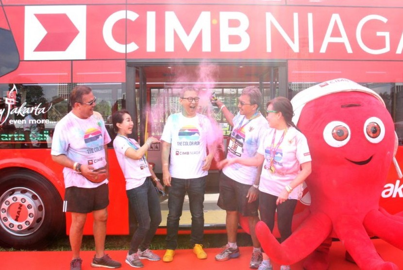  Presiden Direktur CIMB Niaga Tigor M Siahaan (kedua kanan) berbincang dengan Direktur Utama Transjakarta Budi Kaliwono (tengah), Direktur Syariah Banking CIMB Niaga Pandji P Djajanegara (kiri), Direktur Compliance, Corporate Secretary and Legal CIMB Niaga Fransiska Oei (kedua kiri), dan Direktur Consumer Banking CIMB Niaga Lani Darmawan di sela acara Color Run di kawasan Gelora Bung Karno, Jakarta, Ahad (1/10).