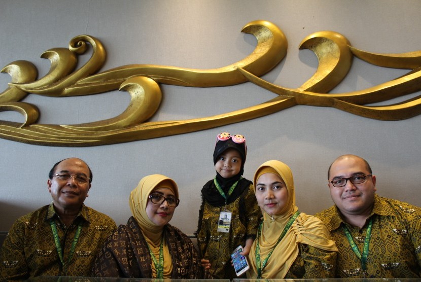 Presiden Direktur Daihatsu Astra, Sudirman MR bersama Istrinya HJ Erni Sudirman, Putranya Rendy Latief, menantnya Yani Haryani Supandi, dan cucunya, Raisya Lavinia Latief.