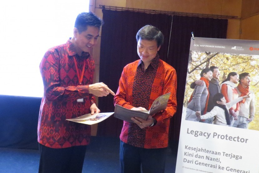 Presiden Direktur dan CEO PT Great Eastern Life Indonesia Clement Lien berbincang dengan Direktur Bank OCBC NISP Thomas Low usai peluncuran produk Legacy Protector di Jakarta, Kamis (7/9). Produk ini bermanfaat hingga generasi keempat.