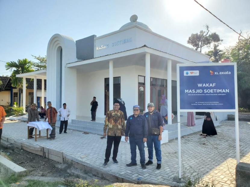 Presiden Direktur dan CEO PT XL Axiata Tbk (XL Axiata), Dian Siswarini, meresmikan masjid yang merupakan wakaf dari manajemen perusahaan dan karyawan XL Axiata, Senin (28/3/2022). Masjid Soetiman yang dimaksud berlokasi di Gampong Blang Beurandang, Kecamatan Johan Pahlawan, Kabupaten Aceh Barat, Provinsi Aceh. Gubernur Aceh, Ir. H. Nova Iriansyah, M.T menyampaikan katasambutannya secara online.