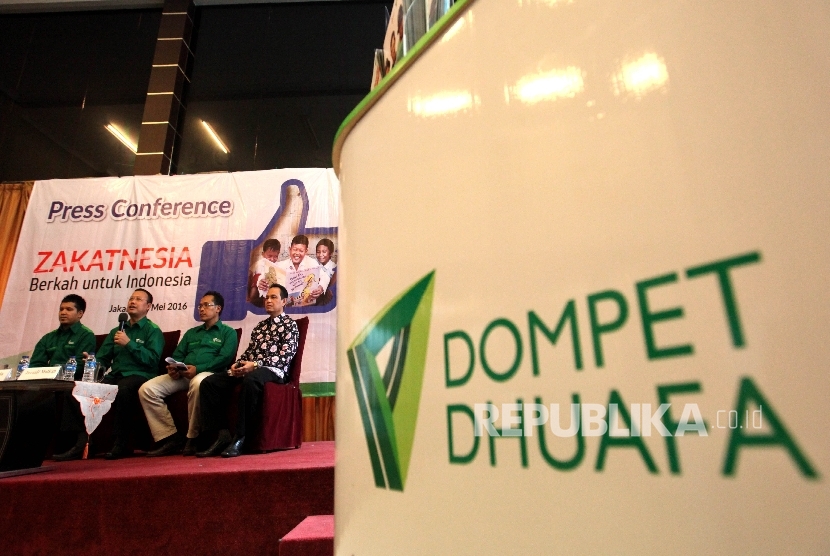 Presiden Direktur Dompet Dhuafa, Ahmad Juwaini saat memberikan keterangan pers terkait program Dompet Dhuafa selama Ramadhan 1437 H di Jakarta, Rabu (25/5). (Republika/ Rakhmawaty La'lang)