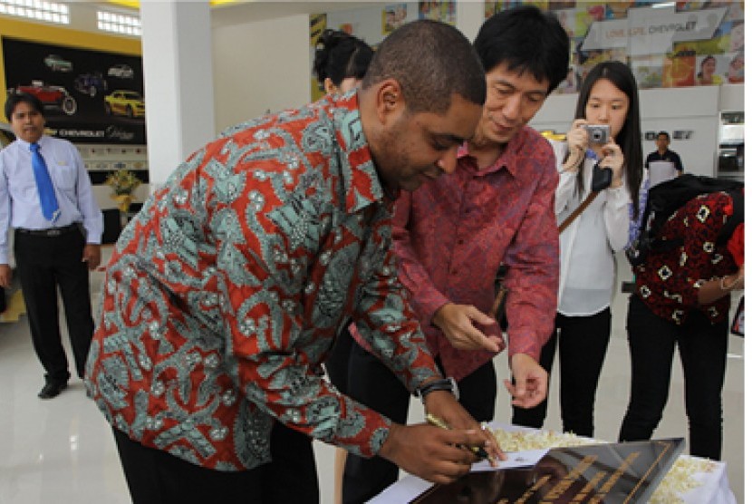 Presiden Direktur GM Indonesia, Marcos Purty meresmikan diler baru di Medan.