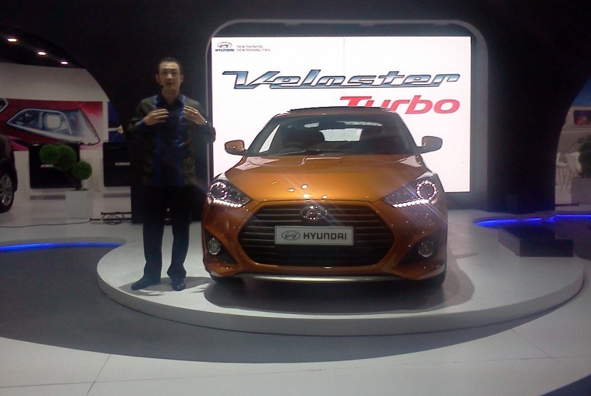 Presiden Direktur Hyundai Mobil Indonesia Mukiat Sutikno saat memperkenalkan Veloster Turbo