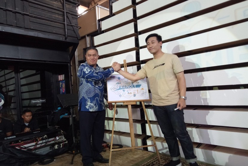 Presiden Direktur JNE M Feriadi (kiri) dan CEO PTS Dipta Imanto meluncurkan produk layanan bernama Friendly Logistics di Bandung, Selasa (27/2). 