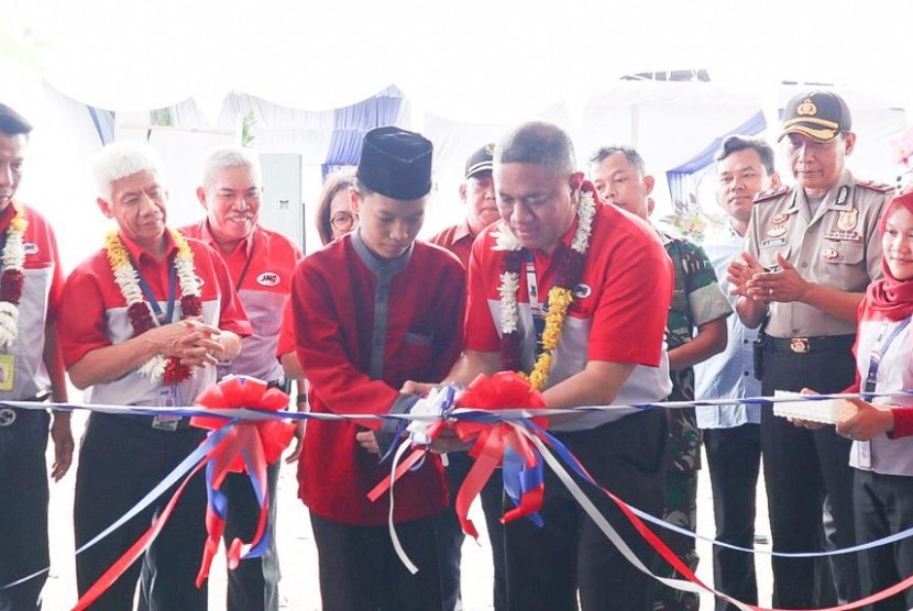 Presiden Direktur JNE M Feriadi meresmikan gudang baru JNE di Jalan Pramuka, Cikondang, Kota Sukabumi, Kamis (13/2).