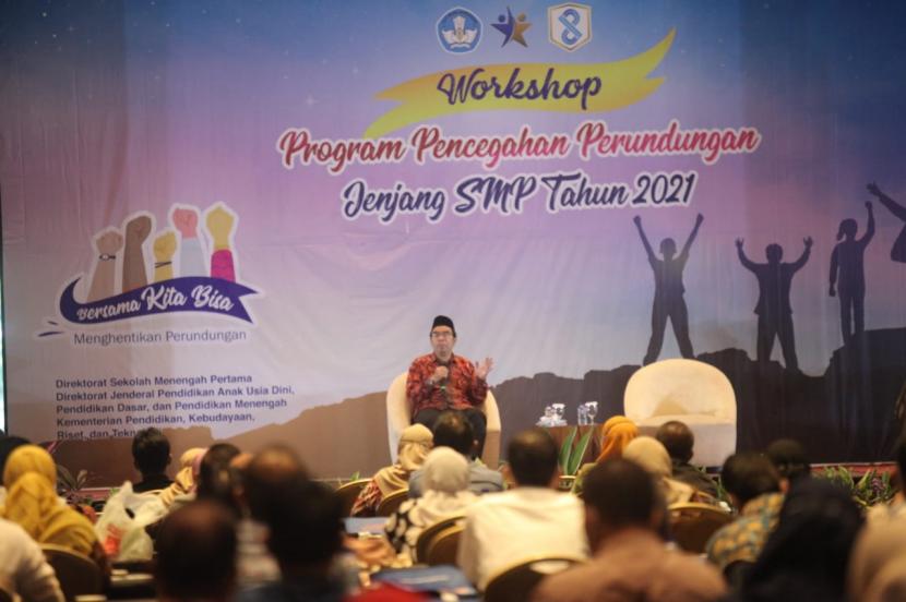 Presiden Direktur Klinik Pendidikan MIPA, Dr. Raden Ridwan Hasan Saputra, M.Si. yang juga merupakan Ketua Jaringan Suprarasional sebagai narasumber untuk membawakan materi Penguatan Karakter (Suprarasional).