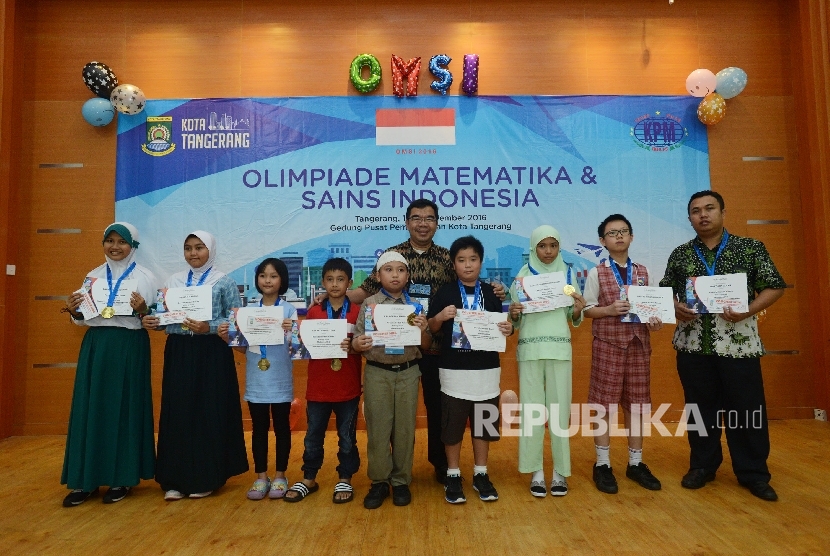 Presiden Direktur Klinik Pendidikan MIPA (KPM) Ridwan Hasan Saputra (tengah) berfoto bersama peraih medali emas seusai mengalungkan medali penghargaan dalam ajang Olimpiade Matematika dan Sains se-Indonesia (OMSI) 2016 yang diadakan di Kota Tangerang, 