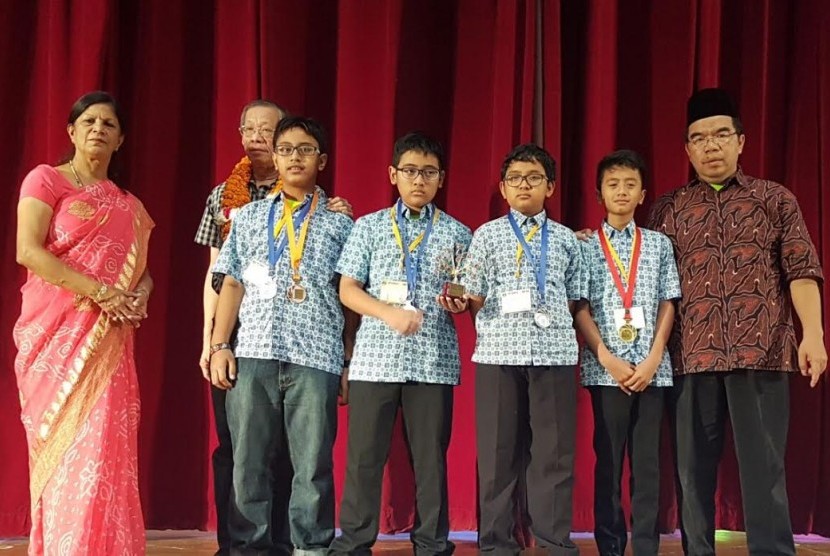 Presiden Direktur Klinik Pendidikan MIPA Raden Ridwan Hasan Saputra (kanan) mendampingi siswa-siswa pemenang kompetisi matematika di India.