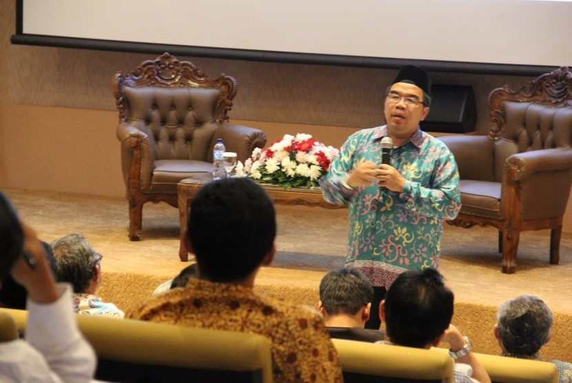 Presiden Direktur Klinik Pendidikan MIPA sekaligus penulis buku Supra Rasional, Raden Ridwan Hasan Saputra memberikan pelatihan tentang konsep cara berpikir supra rasional.