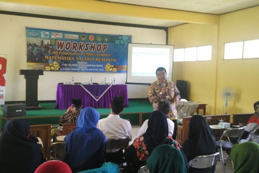 Presiden Direktur KPM Raden Ridwan Hasan Saputra memberikan motivasi cara berpikir supra rasional  di Pondok Pesantren (Ponpes) Tahfidz Alquran di Cijantung, Ciamis, Jawa Barat. 