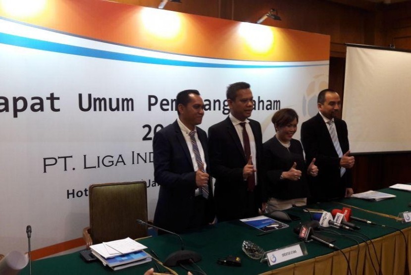 Presiden Direktur Liga Indonesia Baru (LIB) Berlinton Siahaan (kedua dari kiri) usai RUPS LIB di Jakarta.