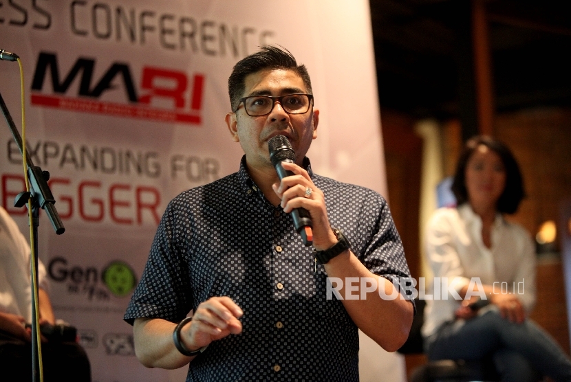 Presiden Direktur Mahaka Radio Integra (MARI) Adrian Syarkawie saat memberikan keterangan pers terkait pencapaian dan taget bisnis MARI kedepannya, Jakarta, Jumat (8/4).