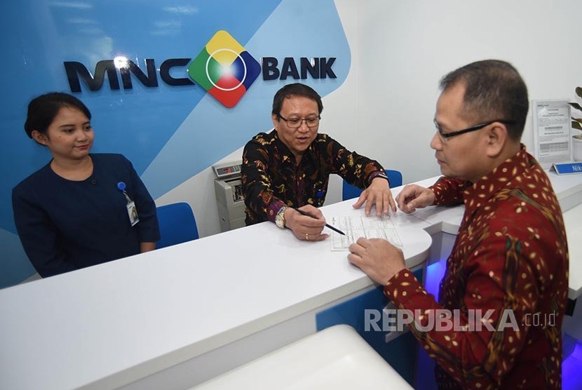 Presiden Direktur MNC Bank Benny Purnomo (tengah) berbincang dengan nasabah saat berlangsugnya pembukaan kantor cabang Pondok Indah di Jakarta, Kamis (23/2). Untuk mencapai target pertumbuhan penghimpunan dana 12 persen pada tahun ini, MNC Bank terus menge