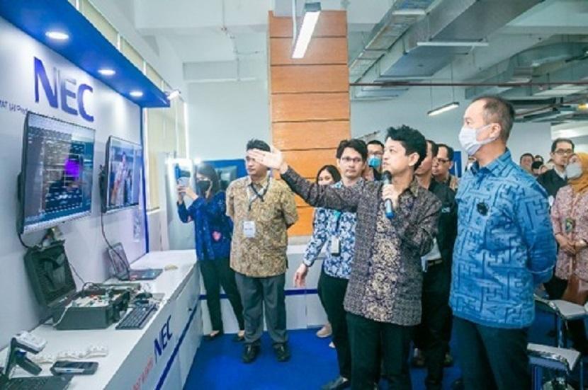 Presiden Direktur NEC Indonesia, Joji Yamamoto, menerima kunjungan Menteri Perindustrian Agus Gumiwang Kartasasmita dalam acara Grand Launching PIDI 4.0.