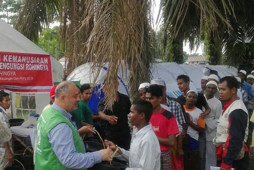 Presiden Direktur PKPU, Agung Notowiguno, dan CEO HAI (Human Appeal International) Australia, Bashar Al-Jamal memberikan bantuan untuk muslim Rohingya di Aceh.