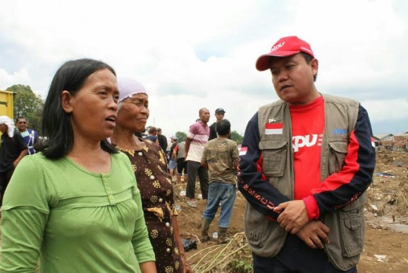 Presiden Direktur PKPU Agung Notowiguno mengunjungi pengungsi korban terdampak banjir bandang Garut, Ahad (29/9).