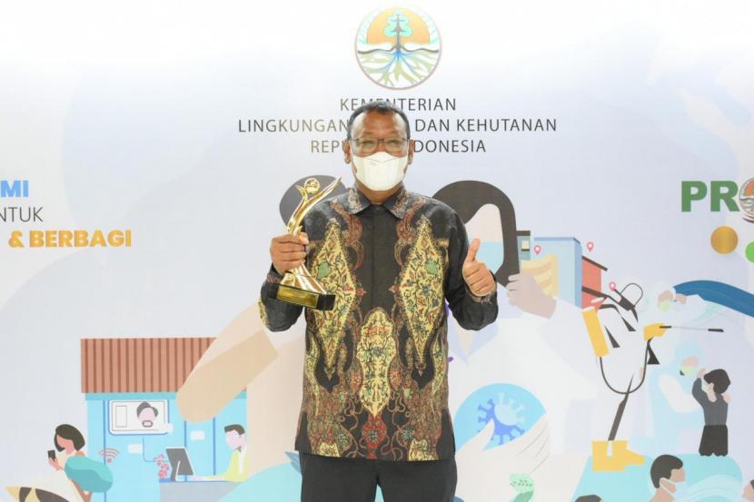 Presiden Direktur Polytama, Didik Susilo usai menerima penghargaan Proper Emas.