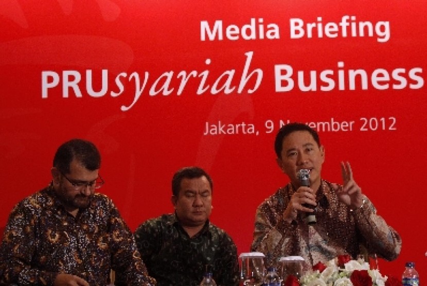 Presiden Direktur Prudential Indonesia, William Kuan (kanan), didampingi Direktur Bisnis Development Prudential Ahmir Ud Deen, memberikan paparan dalam media gathering di Hotel Ritz Carlton, Jakarta, Jumat (9/11).