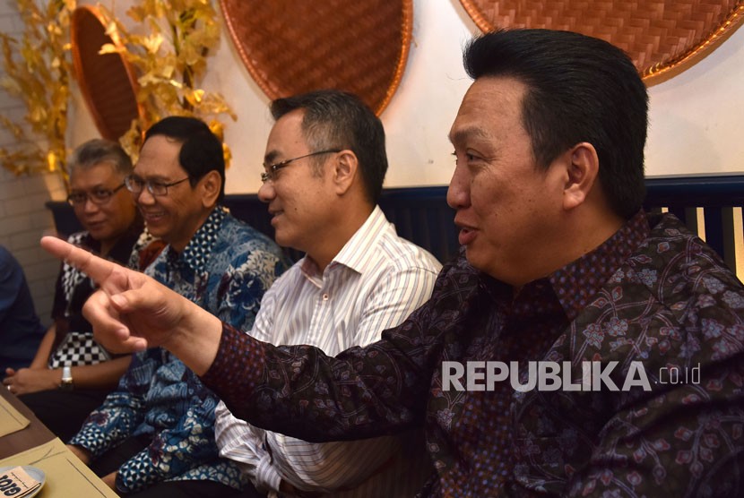 Presiden Direktur PT Adaro Energy Tbk Garibaldi Boy Thohir didampingi (dari kiri) Direktur PT Adaro Energy Tbk Mohammad Syah Indra Aman, Presiden Direktur PT Adaro Power Mohammad Effendi dan Direktur PT Adaro Energy Tbk David Tendian memberikan keterangan tentang ekspansi bisnis Adaro di sela acara buka puasa bersama wartawan di Jakarta, Rabu (30/5). 