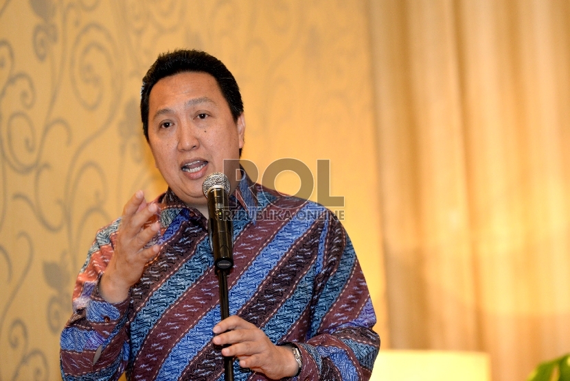 Presiden Direktur PT Adaro Energy Tbk Garibaldi Thohir memberikan paparan usai penandatanganan nota kesepahaman kerjasama antara Pertamina dengan Adaro terkait ketahanan energi nasional di Jakarta, Jumat (11/9). 