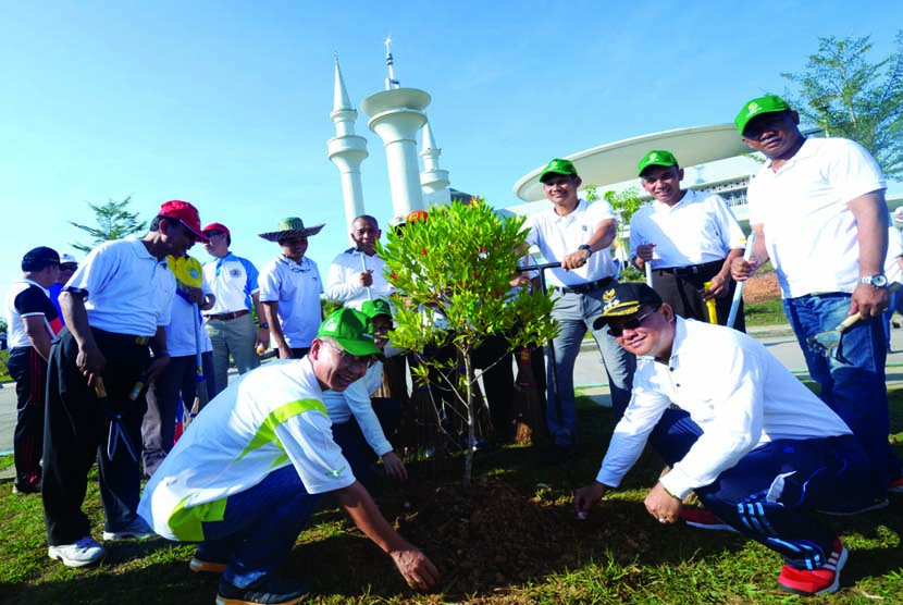 Presiden Direktur PT Adaro Indonesia, Chia Ah Hoo (duduk kiri) dan Bupati Tabalong, Anang Syakhfiani (duduk kanan), menanam pohon di halaman Tabalong Islamic Center (TIC) dalam rangka kegiatan 'Clean up TIC' di Tabalong, Kalimantan Selatan, Sabtu (15/8). 