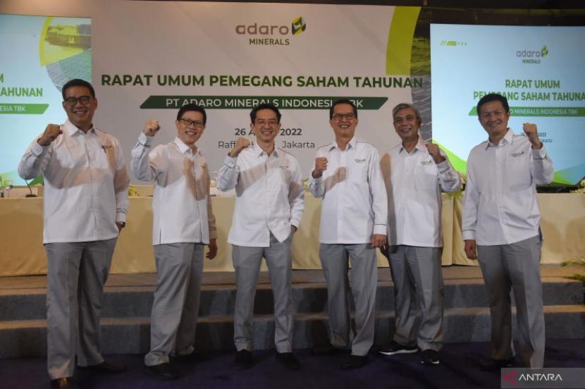 Presiden Direktur PT Adaro Minerals Indonesia Tbk. (Adaro Minerals) Christian Ariano Rachmat (ketiga kiri) berfoto bersama jajaran direksi.